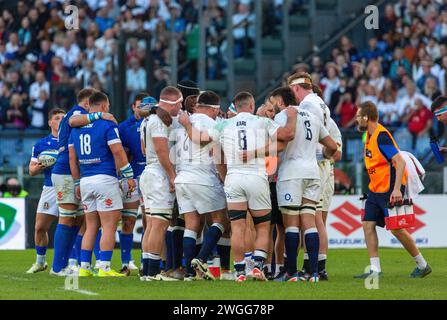Rugby Six Nations. Italien gegen England. Stadio Olimpico. Rom. 03/02/2024. Die englischen Spieler treffen sich während des Spiels. Stockfoto