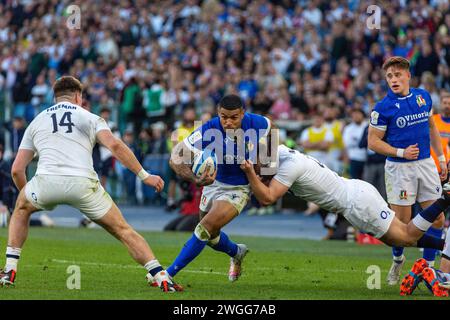 Rugby Six Nations. Italien gegen England. Stadio Olimpico. Rom. 03/02/2024. Italiens Monty Ioane wird von Fin Smith angegriffen Stockfoto