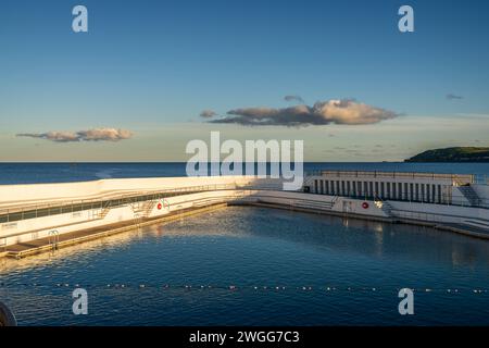 Penzance, Cornwall, England, Großbritannien - 31. Mai 2022: Blick von der Promenade zum Jubilee Pool Stockfoto