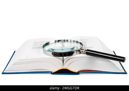 Öffnen Sie das Buch und die Lupe auf weißem Hintergrund Stockfoto
