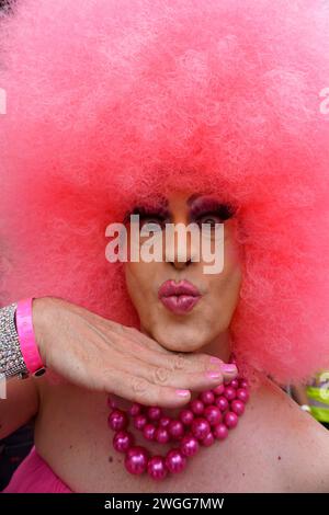 Revelers nehmen am 4. Februar 2024 an der „Baixo Augusta“-Blockparty während der Festlichkeiten vor dem Karneval in der Consolacao Street in Sao Paulo, Brasilien, Teil. (Foto von Cris FAGA/NurPhoto) Credit: NurPhoto SRL/Alamy Live News Stockfoto