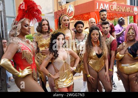 Revelers nehmen am 4. Februar 2024 an der „Baixo Augusta“-Blockparty während der Festlichkeiten vor dem Karneval in der Consolacao Street in Sao Paulo, Brasilien, Teil. (Foto von Cris FAGA/NurPhoto) Credit: NurPhoto SRL/Alamy Live News Stockfoto