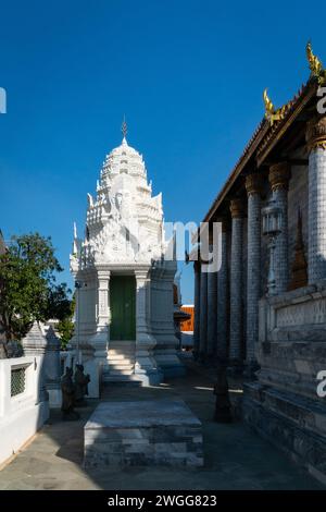 Bangkok, Thailand - 5. Dez. 2023: Niedriger Blick auf den Wat Rajapradit Sathitmahasimarama Tempel in Bangkok, Thailand. Stockfoto