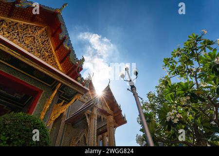 Bangkok, Thailand - 5. Dez. 2023: Flacher Blick auf den Wat Ratchabophit Tempel in Bangkok, Thailand. Stockfoto