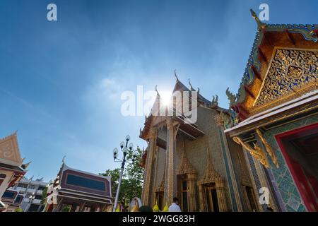 Bangkok, Thailand - 5. Dez. 2023: Flacher Blick auf den Wat Ratchabophit Tempel in Bangkok, Thailand. Stockfoto