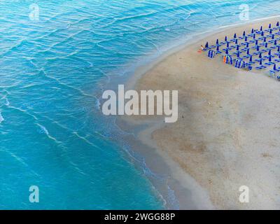 Blick aus der Vogelperspektive auf die Küste von La Pelosa Beach, Sardinien. Sandstrand, türkisfarbenes Wasser, Liegestühle und Küstengrün. Stockfoto