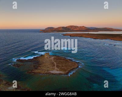 Luftaufnahme der Insel Caletta della Torre am Strand La Pelosa, Sassari, Sardinien. Gut erhaltene Ruinen des Turms Torre della Pelosa, früher ein Gefängnis. Stockfoto