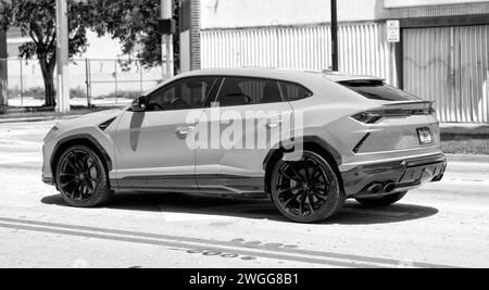 Miami Beach, Florida USA - 15. April 2021: 2019 Yellow Giallo Auge Lamborghini Urus, Seitenansicht Stockfoto