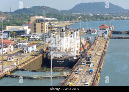 Florinda Massengutschiff in den Miraflores Schleusen, Panamakanal, Colon, Provinz Colon, Repubic von Panama Stockfoto