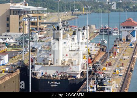 Florinda Massengutschiff in den Miraflores Schleusen, Panamakanal, Colon, Provinz Colon, Repubic von Panama Stockfoto