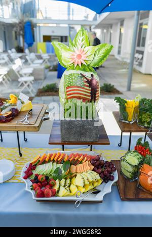 Das im patriotischen Stil gehaltene Obst- und Gemüsetablett auf einem Tisch im Freien. Stockfoto