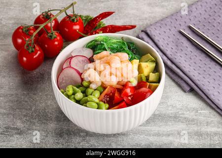 Hawaian Cuisine – Poke mit Cocktailgarnelen und Avocado Stockfoto