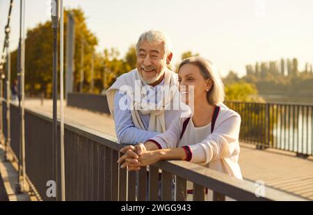 Fröhliches Seniorenpaar im Stadtpark Stockfoto