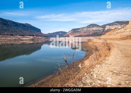 Die einsame Landschaft des Stausees Panta de Sau in Katalonien, Spanien. Stockfoto