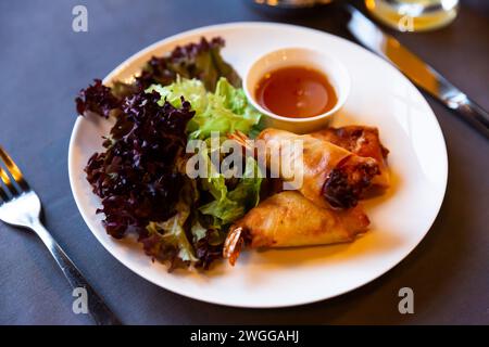 Thailändische Frühlingsrollen mit Garnelen Stockfoto