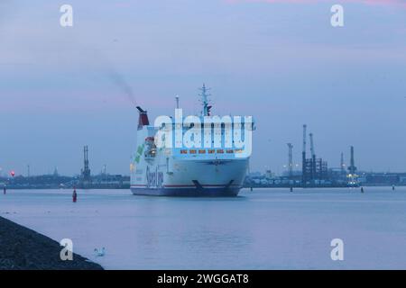 Blick am Dienstag 30.01.2024 im Ostseebad Warnemünde auf die Stena Line Fähre Mecklenburg Vorpommern bei der Fahrt vom Überseehafen in Richtung Ostsee. Die Fähre ist eine sogenannte RoPax Fähre. Sie verkehrt zwischen Rostock und Trelleborg. *** Ansicht am Dienstag 30 01 2024 im Ostseebad Warnemünde auf der Stena Line Fähre Mecklenburg Vorpommern während der Fahrt vom Überseehafen in Richtung Ostsee ist die Fähre eine sogenannte RoPax-Fähre, die zwischen Rostock und Trelleborg verkehrt Stockfoto