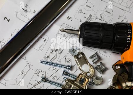 Möbel. Optionen und Werkzeuge für die Möbelmontage auf weißem Hintergrund. Große Auswahl an Möbelzubehör. Stockfoto