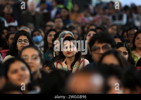 Besucher besuchen das Jaipur Literature Festival in Jaipur, Rajasthan, Indien, am 4. Februar 2024. (Foto von Vishal Bhatnagar/NurPhoto)0 Credit: NurPhoto SRL/Alamy Live News Stockfoto