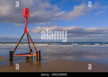 Blick vom Redcar Beach bei Ebbe auf den Offshore-Windpark. Stockfoto