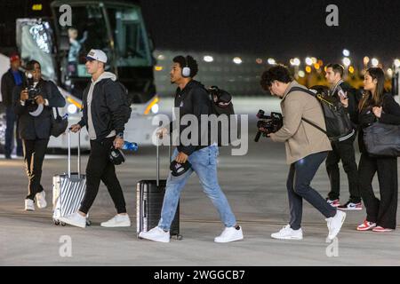 Las Vegas, USA. Februar 2024. San Francisco 49ers Quarterback Brock Purdy spaziert während der Ankunft des Super Bowl 58 Teams am Harry Reid International Airport in Las Vegas, Nevada am 4. Februar 2024 auf dem Asphalt. (Travis P Ball/SIPA USA) Credit: SIPA USA/Alamy Live News Stockfoto