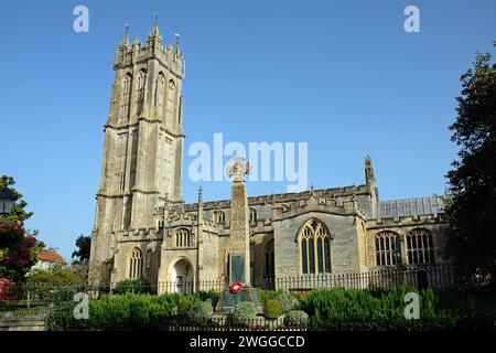 Blick auf St. John the Baptist Church und Cenotaph entlang der High Street, Glastonbury, Somerset, Großbritannien, Europa. Stockfoto