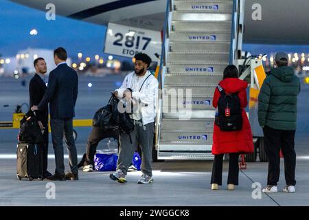 Las Vegas, USA. Februar 2024. Die Kansas City Chiefs Running Back La'Mical Perine spaziert während des Super Bowl 58 Teams am 4. Februar 2024 auf dem Harry Reid International Airport in Las Vegas, Nevada. (Travis P Ball/SIPA USA) Credit: SIPA USA/Alamy Live News Stockfoto