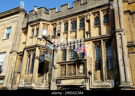 Blick auf das George and Pilgrims Hotel entlang der High Street, Glastonbury, Somerset, Großbritannien, Europa Stockfoto