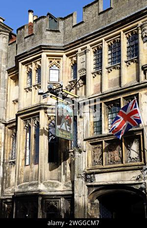 Blick auf das George and Pilgrims Hotel entlang der High Street, Glastonbury, Somerset, Großbritannien, Europa. Stockfoto