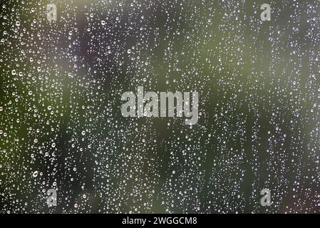 Wassertropfen auf dem Glas bei Regen. Textur von Wassertropfen auf Glas. Stockfoto