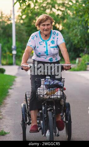 Eine ältere Frau fährt Fahrrad. Selektiver Fokus. Natur. Stockfoto
