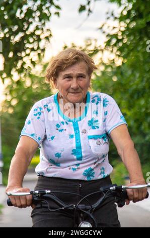 Eine ältere Frau fährt Fahrrad. Selektiver Fokus. Natur. Stockfoto