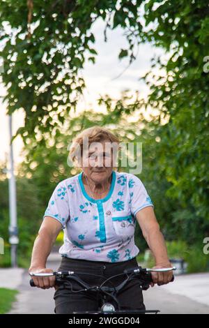 Eine ältere Frau fährt Fahrrad. Selektiver Fokus. Natur. Stockfoto
