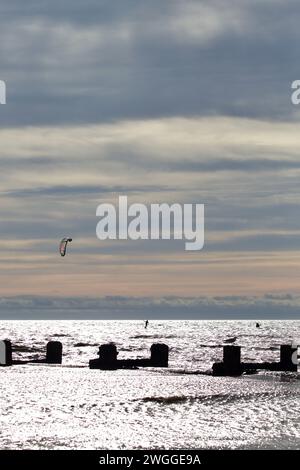 Kitesurfer umarmen den Wind in der Martello Bay Clacton on on Sea. Stockfoto