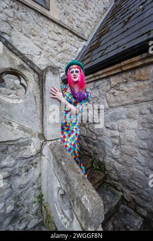 Ein farbenfroher Charakter in der All Saints Kirche in Hackney nimmt an der Feier Joseph Grimaldi Teil. Stockfoto