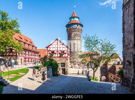 Blick auf den Innenhof der Kaiserburg, die mittelalterliche Burg Nürnberg, mit dem Tiefen Brunnen und dem Sinwellturm. Stockfoto