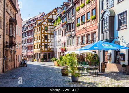 Die Weißgerbergasse ist eine Fußgängerzone in der Altstadt von Nürnberg, berühmt für ihre Fachwerkhäuser, gesäumt von Straßencafés. Stockfoto