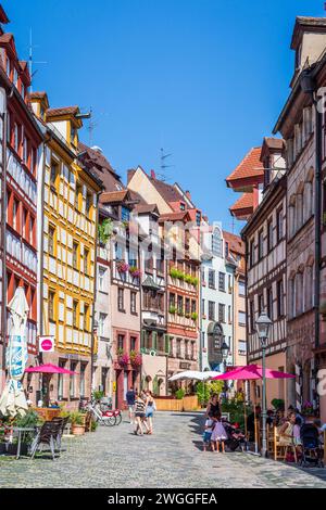 Die Weißgerbergasse ist eine Fußgängerzone in der Altstadt von Nürnberg, berühmt für ihre Fachwerkhäuser, gesäumt von Straßencafés. Stockfoto