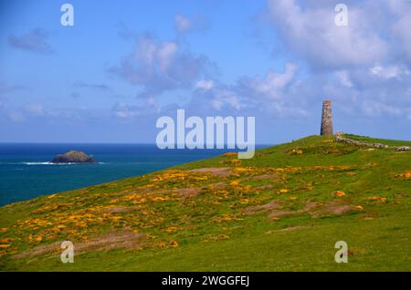 Der Old Stone Stepper Point Daymark Navigation Tower aus dem 19. Jahrhundert auf dem South West Coastal Path in der Nähe von Padstow in Cornwall, England, Großbritannien. Stockfoto
