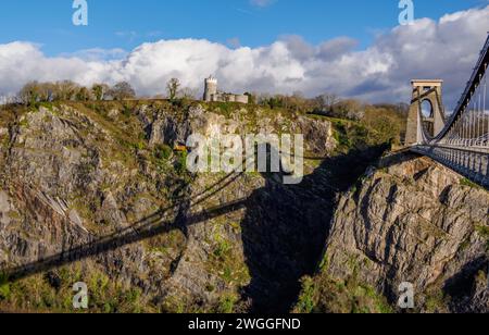 Die Clifton Suspension Bridge in Bristol UK wirft einen Schatten Auf St. Vincent's Rocks unterhalb des Observatoriums und der Giant's Cave Stockfoto