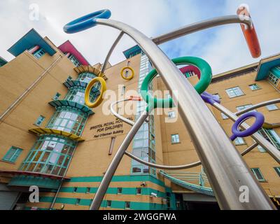 Bristol Royal Hospital for Children und Lollipop Be-Bop Sculpture an der Upper Maudlin Street im Zentrum von Bristol UK Stockfoto