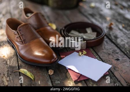 Ein Set aus Kleidung und Accessoires für den Bräutigam. Hochzeits- und festliches Konzept. Stockfoto