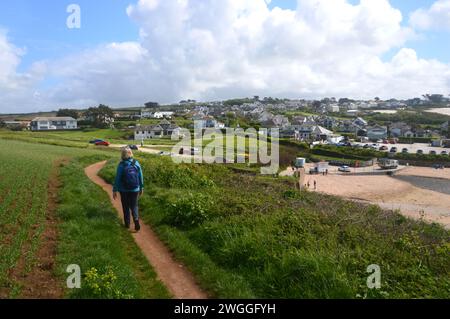 Lone Woman (Wanderer) geht auf den Klippen zur Trevone Bay auf dem South West Coastal Path in der Nähe von Padstow in Cornwall, England, Großbritannien. Stockfoto