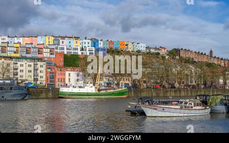 Farbenfrohe Häuser aus Clifton Wood oberhalb von Hotwells und dem schwimmenden Hafen in Bristol, Großbritannien Stockfoto