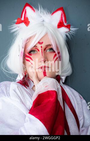 Ein Cosplayer, gekleidet in einem japanischen weißen und roten Katzenpriesterkostüm Stockfoto