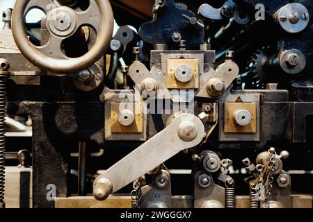 Antiker Mechanismus mit Zahnrädern und Wellen aus Messing im Steampunk-Stil Stockfoto