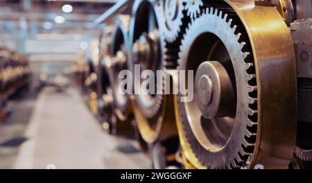 Antiker Mechanismus mit Zahnrädern und Wellen aus Messing im Steampunk-Stil Stockfoto