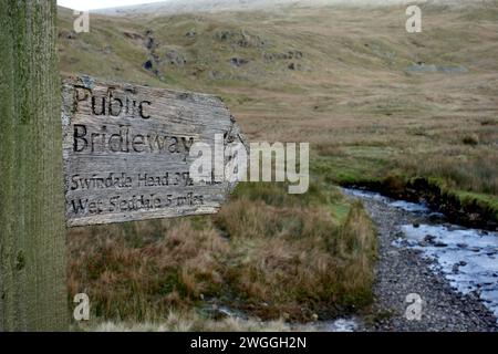 Hölzerne Wegweiser für öffentliche Bridleway nach Swindale Head & Wet Sleddale vom Gatesgarth Pass in Longsleddale, Lake District National Park, Cumbria. Stockfoto