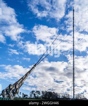 Ankerkabel des Mast der Mendip-Sendestation auf dem Pen Hill über Wells in Somerset UK – der Mast ist 293 m oder 961 ft hoch Stockfoto