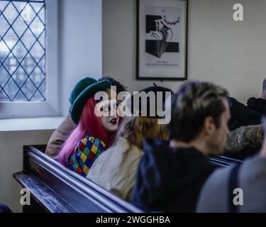 Ein Clown sticht in der Gemeinde einer Londoner Kirche hervor, um Joseph Grimaldi zu feiern. Stockfoto