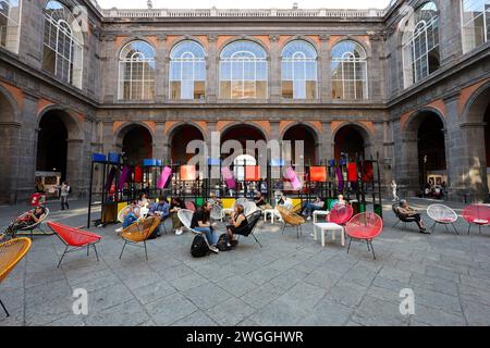 Die Installation im Innenhof des Königspalastes in Neapel während des Campania Books Festival. Stockfoto